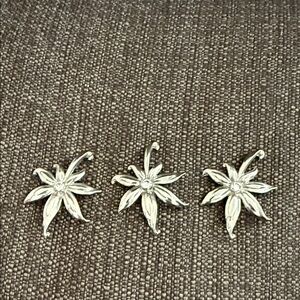Elegant Silver Floral brooch